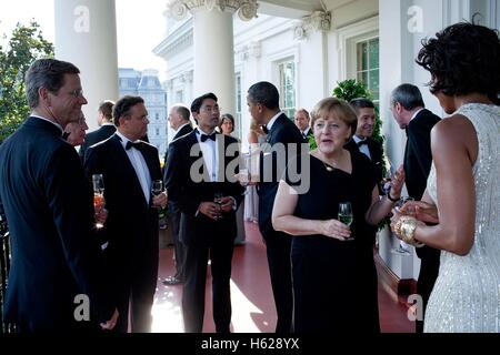 U.S. First Lady Michelle Obama spricht mit Bundeskanzlerin Angela Merkel während US-Präsident Barack Obama den Gästen eine Rezeption während der deutsche Staatsbesuch auf dem weißen Haus Truman Balcony 7. Juni 2011 in Washington, DC spricht. Stockfoto