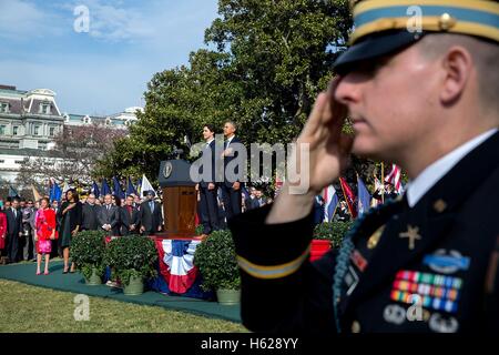 US-Präsident Barack Obama und der kanadische Premierminister Justin Trudeau stehen während die US-Nationalhymne bei der Canada Staat Ankunft Zeremonie auf dem Rasen des weißen Hauses Süd 10. März 2016 in Washington, DC. Stockfoto