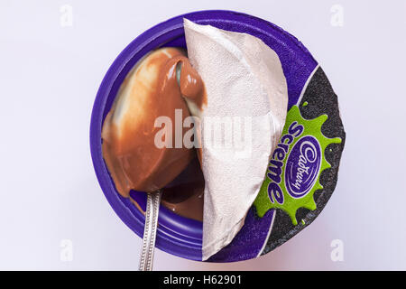 Topf mit Cadbury Screme Ei Pots of Joy grün Goooo für Halloween isoliert auf weißem Hintergrund Stockfoto