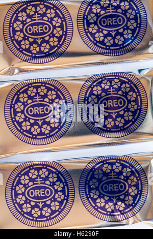 Drei Oreo 2 Kekspackungen, ideal für unterwegs, ideal für Lunchboxen - Oreos Stockfoto