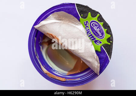 Topf von Cadbury screme ei Töpfe der Freude grün goooo für Halloween mit Deckel zurück geschält Inhalt auf weißem Hintergrund zu zeigen Stockfoto