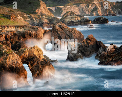 Bögen und Wellen am Big Sur Küste, California Stockfoto