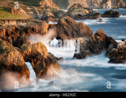 Bögen und Wellen am Big Sur Küste, California Stockfoto