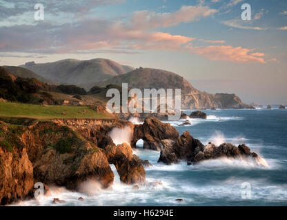 Bögen und Wellen am Big Sur Küste, California Stockfoto