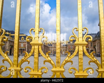 die goldenen Zaun mit Schloss Versailles auf dem Hintergrund, Frankreich Stockfoto