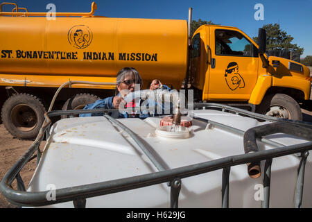 Thoreau, New Mexico - Darlene Arviso St. Bonaventure Indian Mission liefert Wasser an einem Navajo-Familie ohne eine Wasserversorgung. Stockfoto