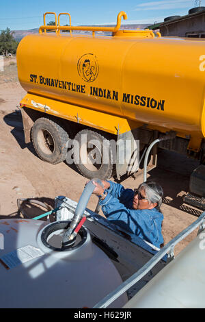 Thoreau, New Mexico - Darlene Arviso St. Bonaventure Indian Mission liefert Wasser an einem Navajo-Familie ohne eine Wasserversorgung. Stockfoto