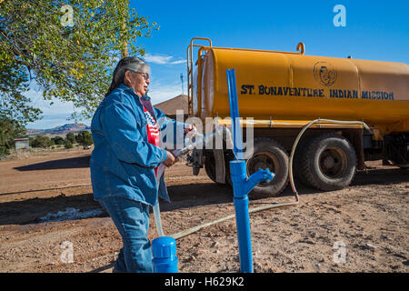 Thoreau, New Mexico - Darlene Arviso St. Bonaventure Indian Mission liefert Wasser an einem Navajo-Familie ohne eine Wasserversorgung. Stockfoto