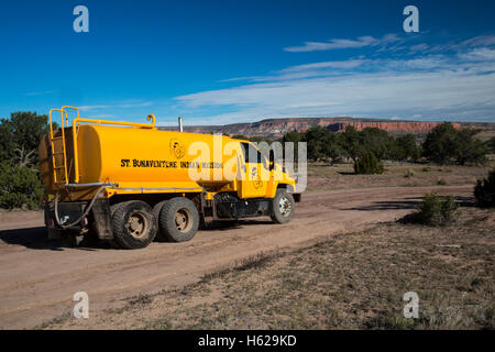 Thoreau, New Mexico - Darlene Arviso St. Bonaventure Indian Mission liefert Wasser an einem Navajo-Familie ohne eine Wasserversorgung. Stockfoto