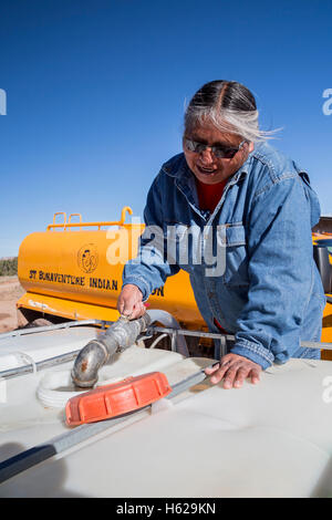 Thoreau, New Mexico - Darlene Arviso St. Bonaventure Indian Mission liefert Wasser an einem Navajo-Familie ohne eine Wasserversorgung. Stockfoto