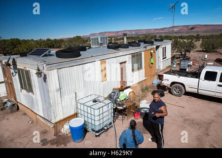 Thoreau, New Mexico - Darlene Arviso St. Bonaventure Indian Mission liefert Wasser an einem Navajo-Familie ohne eine Wasserversorgung. Stockfoto