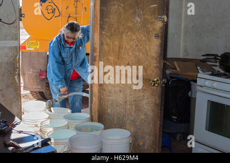 Thoreau, New Mexico - Darlene Arviso St. Bonaventure Indian Mission liefert Wasser an einem Navajo-Familie ohne eine Wasserversorgung. Stockfoto