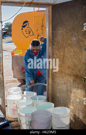 Thoreau, New Mexico - Darlene Arviso St. Bonaventure Indian Mission liefert Wasser an einem Navajo-Familie ohne eine Wasserversorgung. Stockfoto