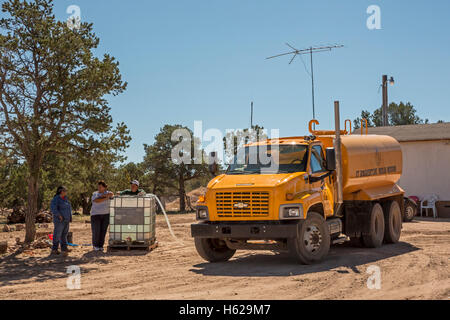 Thoreau, New Mexico - Darlene Arviso St. Bonaventure Indian Mission liefert Wasser an einem Navajo-Familie ohne eine Wasserversorgung. Stockfoto