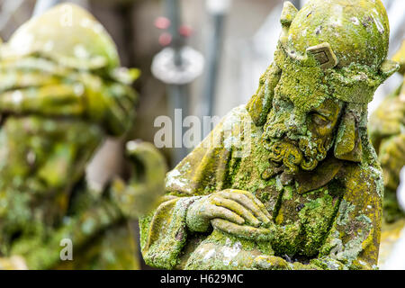 Statuen von dekorativen und Fantasy-Figuren auf die Strebepfeiler der St.Jan Kathedrale in's-Hertogenbosch, Niederlande. Im Fokus der d Stockfoto