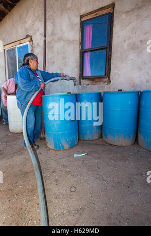 Thoreau, New Mexico - Darlene Arviso St. Bonaventure Indian Mission liefert Wasser an einem Navajo-Familie ohne eine Wasserversorgung. Stockfoto