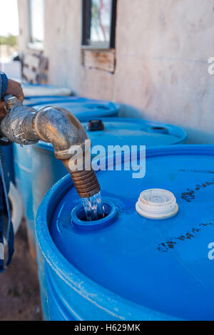 Thoreau, New Mexico - Darlene Arviso St. Bonaventure Indian Mission liefert Wasser an einem Navajo-Familie ohne eine Wasserversorgung. Stockfoto