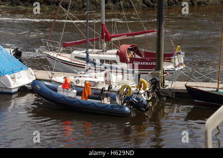 Blick auf die Boote im Hafen von Aberystwyth / Marina. Stockfoto