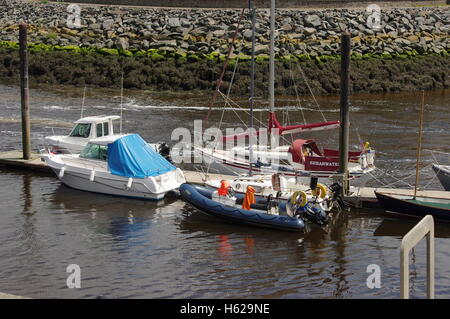 Blick auf die Boote im Hafen von Aberystwyth / Marina. Stockfoto