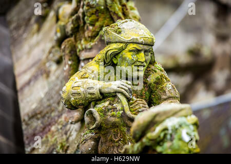 Statuen von dekorativen und Fantasy Figuren auf die Strebepfeiler der St. Jan Kathedrale in 's-Hertogenbosch, Niederlande Stockfoto