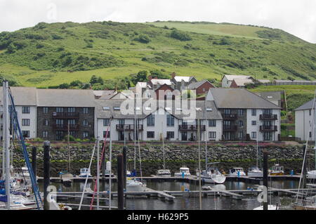 Blick auf die Boote im Hafen von Aberystwyth / Marina zugewandten Y Lanfa, Trefechen, Hügel in der Banground. Stockfoto