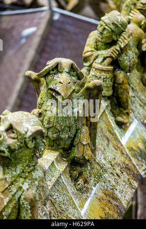 Statuen von dekorativen und Fantasy Figuren auf die Strebepfeiler der St. Jan Kathedrale in 's-Hertogenbosch, Niederlande Stockfoto