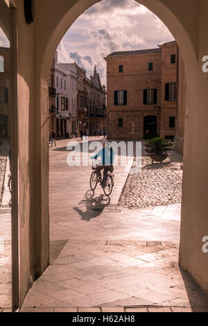 Ein Mann-Zyklen durch die Altstadt von Ciutadella de Menorca, Balearen Stockfoto