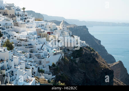 Das Dorf Oia liegt auf den Klippen auf der Insel Santorin in Griechenland mit Blick auf die caldera Stockfoto