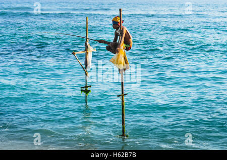 SRI LANKA - 22. März 2014: Traditionellen Fischern, die auf traditionelle Weise in der Nähe von Galle in Sri Lanka. Stockfoto