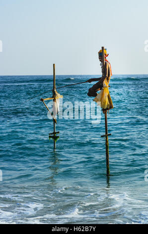 SRI LANKA - 22. März 2014: Traditionellen Fischern, die auf traditionelle Weise in der Nähe von Galle in Sri Lanka. Stockfoto
