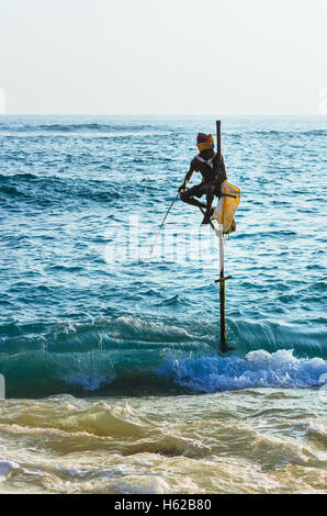 SRI LANKA - 22. März 2014: Traditionellen Fischern, die auf traditionelle Weise in der Nähe von Galle in Sri Lanka. Stockfoto