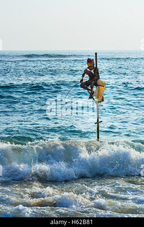SRI LANKA - 22. März 2014: Traditionellen Fischern, die auf traditionelle Weise in der Nähe von Galle in Sri Lanka. Stockfoto