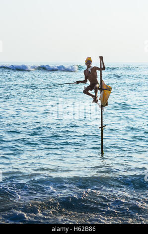 SRI LANKA - 22. März 2014: Traditionellen Fischern, die auf traditionelle Weise in der Nähe von Galle in Sri Lanka. Stockfoto