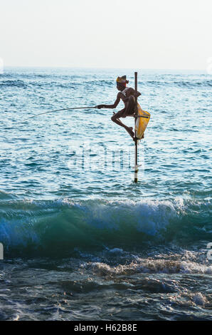 SRI LANKA - 22. März 2014: Traditionellen Fischern, die auf traditionelle Weise in der Nähe von Galle in Sri Lanka. Stockfoto