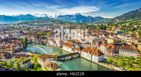 Blick auf die Schweizer Alpen und Altstadt von Luzern. Stockfoto