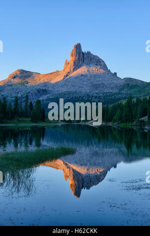 Taly, Dolomiten, Belluno, Berg Becco di Mezzodi reflektieren Föderation See bei Sonnenuntergang Stockfoto