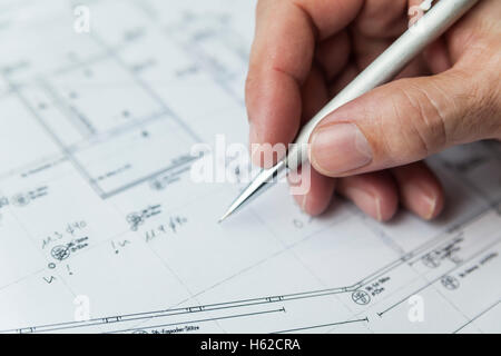 Hand des Architekten schreiben auf Grundriss Stockfoto