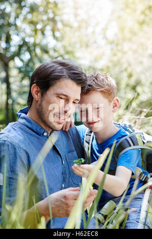 Vater mit Sohn einer Heuschrecke Stockfoto