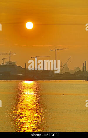 Royal Docks, Silvertown, London, UK. 23. Oktober 2016. Großbritannien Wetter. Sonnenaufgang über dem Docklands erfüllten die Emirates-Seilbahn und mehrere Krane. Es gibt zahlreiche große Wohnbauprojekte im Gange wie Royal Wharf. Bildnachweis: WansfordPhoto/Alamy Live-Nachrichten Stockfoto