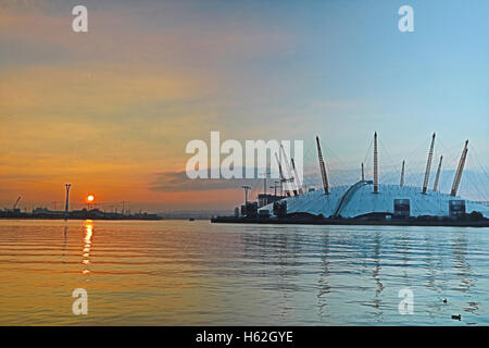 Greenwich, London, UK. 23. Oktober 2016. Großbritannien Wetter. Goldenen Sonnenaufgang über den O2 wo gibt es eine arbeitsreiche Woche voraus mit Überschrift Acts wie die Four Tops, The Tempations und Mary J Blige bei Arena Stockfoto