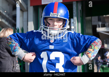 Twickenham, London, UK. 23. Oktober 2016. NFL International Series. New York Giants gegen LA Rams. Ein junger Riesen Fan. Bildnachweis: Aktion Plus Sport/Alamy Live-Nachrichten Stockfoto