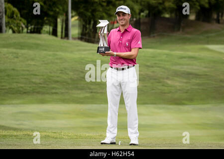 Kuala Lumpur, Malaysia. 23. Oktober 2016. CIMB PGA 2016 Championship Kuala Lumpur gewinnt USA Justin Thomas. Thomas mit seiner Trophäe nach der Preisverleihung. Bildnachweis: Danny Chan/Alamy Live-Nachrichten. Stockfoto