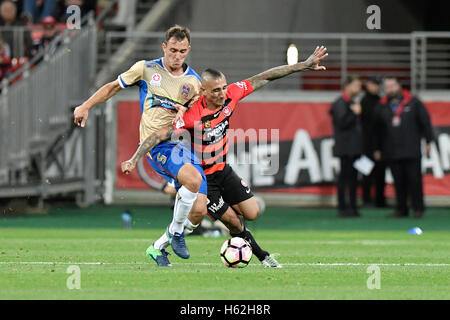 Makellos Stadion, Sydney, Australien. 23. Oktober 2016. Hyundai A-League Fußball. Western Sydney Wanderers gegen Newcastle Jets. Jets Mittelfeldspieler Ben Kantarovski fouls Wanderers vorwärts Kerem Bulut mit einer plumpen Herausforderung. Das Spiel endete mit einem 2: 2-Unentschieden. Bildnachweis: Aktion Plus Sport/Alamy Live-Nachrichten Stockfoto
