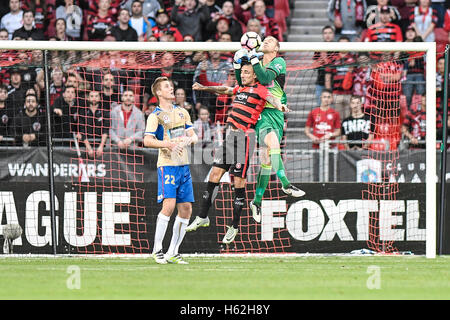 Makellos Stadion, Sydney, Australien. 23. Oktober 2016. Hyundai A-League Fußball. Western Sydney Wanderers gegen Newcastle Jets. Düsen-Torhüter Jack Duncan befummelt den Ball unter dem Druck der Wanderer nach vorne Kerem Bulut. Das Spiel endete mit einem 2: 2-Unentschieden. Bildnachweis: Aktion Plus Sport/Alamy Live-Nachrichten Stockfoto