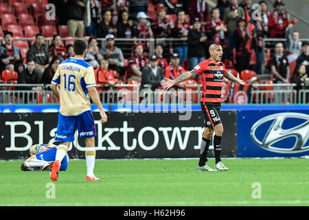 Makellos Stadion, Sydney, Australien. 23. Oktober 2016. Hyundai A-League Fußball. Western Sydney Wanderers gegen Newcastle Jets. Wanderer nach vorne Kerem Bulut bekommt eine gelbe Karte für sein Foul auf Jets Verteidiger Nigel Boogaard. Das Spiel endete mit einem 2: 2-Unentschieden. Bildnachweis: Aktion Plus Sport/Alamy Live-Nachrichten Stockfoto