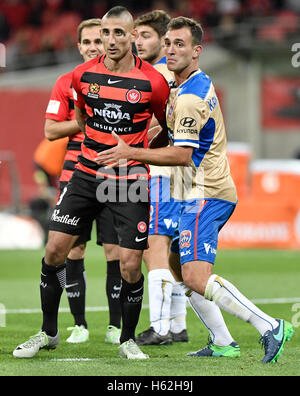 Makellos Stadion, Sydney, Australien. 23. Oktober 2016. Hyundai A-League Fußball. Western Sydney Wanderers gegen Newcastle Jets. Wanderers weiterleiten Kerem Bulut und Jets Mittelfeldspieler Ben Kantarovski Herausforderung für Position bei Eckstoss ankommen warten. Das Spiel endete mit einem 2: 2-Unentschieden. Bildnachweis: Aktion Plus Sport/Alamy Live-Nachrichten Stockfoto