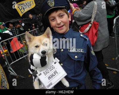 New York, USA. 22. Oktober 2016. Verkleidet als junge stehen ein Polizist und seinen kostümierten Hund bei der Kostüm-Parade für die gruselige Party Halloween in New York, USA, 22. Oktober 2016. Foto: Johannes Schmitt-Tegge/Dpa/Alamy Live News Stockfoto
