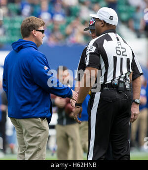 Twickenham, London, UK. 23. Oktober 2016. NFL International Series. New York Giants gegen LA Rams. New York Giants Head Coach Ben McAdoo Händeschütteln mit zwei Spieltag Schiedsrichter beim Aufwärmen. Bildnachweis: Aktion Plus Sport/Alamy Live-Nachrichten Stockfoto