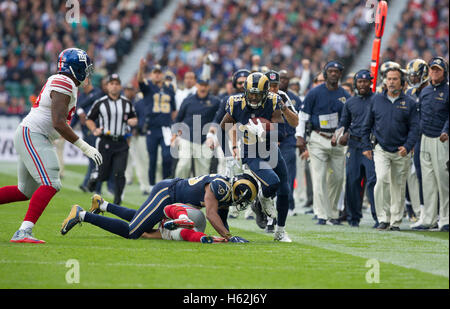 Twickenham, London, UK. 23. Oktober 2016. NFL International Series. New York Giants gegen LA Rams. Los Angeles Rams Recht Cornerback E.J. Gaines macht einen Lauf mit dem Ball entlang der Seitenlinie im ersten Quartal mit dem Los Angeles Rams Head Coach Jeff Fisher von der Seitenlinie Team anschauen. Bildnachweis: Aktion Plus Sport/Alamy Live-Nachrichten Stockfoto