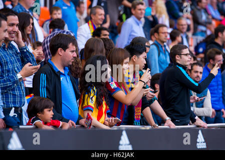 Valencia, Spanien. 22. Oktober 2016. Die Fans bei der La Liga Spiel zwischen Valencia CF und FC Barcelona im Mestalla am 22. Oktober 2016 in Valencia, Spanien. Bildnachweis: Christian Bertrand/Alamy Live-Nachrichten Stockfoto